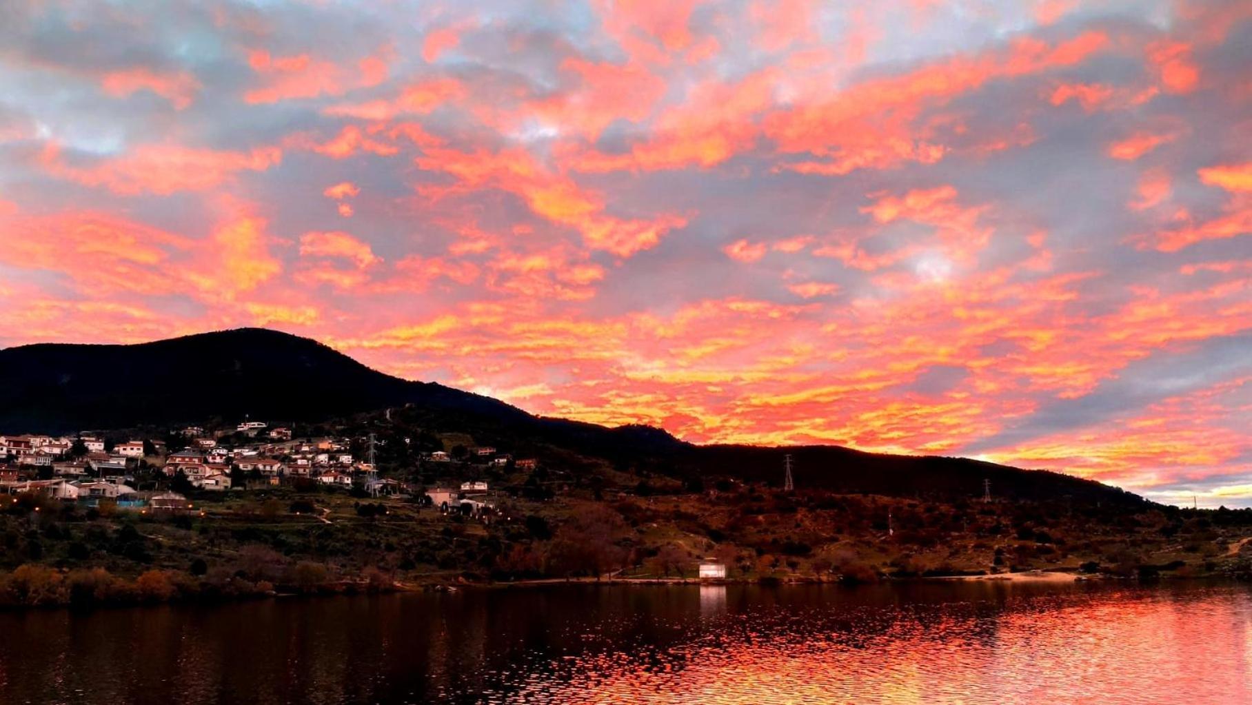 Ruralrut En El Tiemblo Precios Especiales A Partir De 7 Noches, Wifi, Cabina De Hidromasaje, Aire Acondicionado, Zonas De Bano Naturales Cercanas Ел Тиембло Екстериор снимка