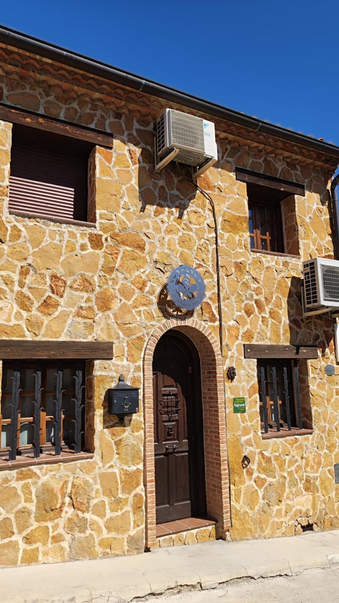 Ruralrut-El Tiemblo Wifi, Cabina De Hidromasaje, Aire Acondicionado Y A Pocos Metros De Zonas De Bano Naturales Екстериор снимка